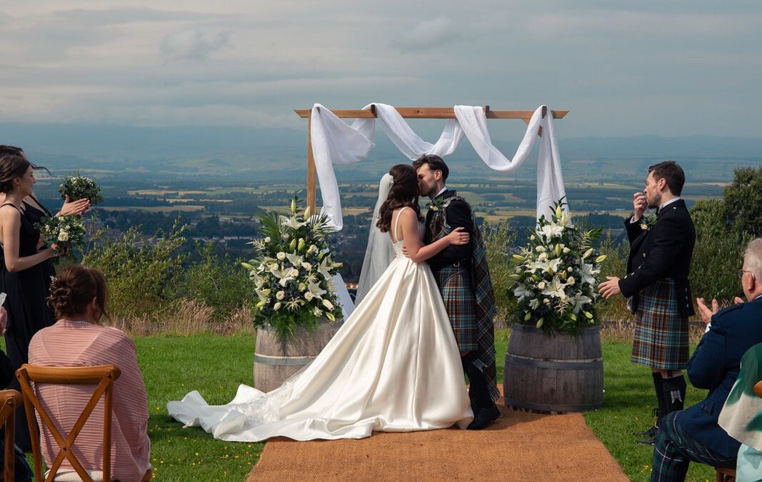 5 Top Tips to deal with Windy Wedding Weather
